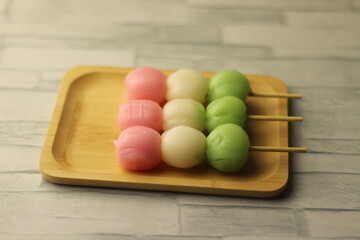 バンブートレイに盛り付けられた三色団子