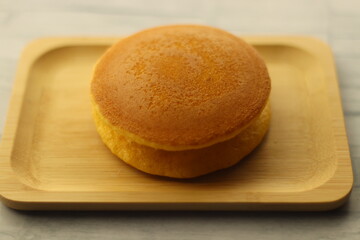 バンブートレイに盛り付けられたどら焼き