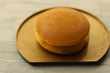 金塗り半月菓子皿に盛られたどら焼き