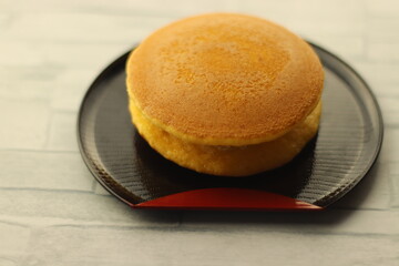 半月オリベ盆に盛られたどら焼き