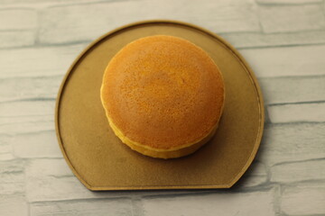 金塗り半月菓子皿に盛られたどら焼き 俯瞰