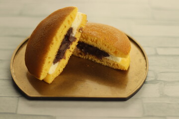 金塗り半月菓子皿に盛られたカットされたどら焼き
