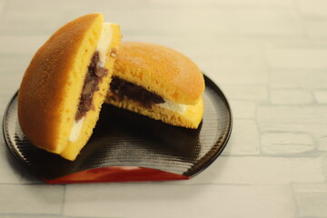 半月オリベ盆に盛られたカットされたどら焼き