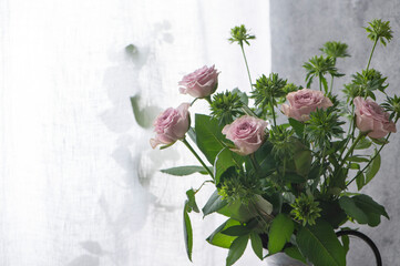 ピンクとグリーンのバラの花　窓辺