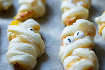 Halloween Fingerfood Blätterteig Mumien