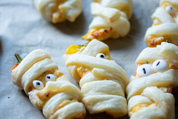 Halloween Fingerfood Mumien mit Blätterteig