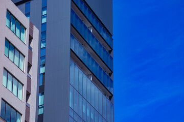 Fototapeta premium A cloud reflecting the building in the business town long shot