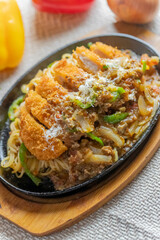 ミラノ風カツレツを乗せたボロネーゼ