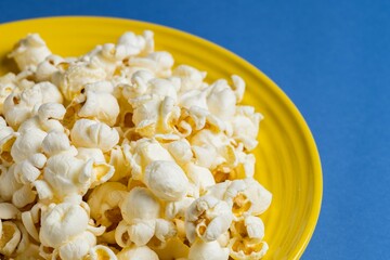 【スナック】黄色の皿の上のポップコーン　菓子
