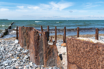Reste einer Spundwand an der Ostseeküste bei Dranske, Insel Rügen, Deutschland