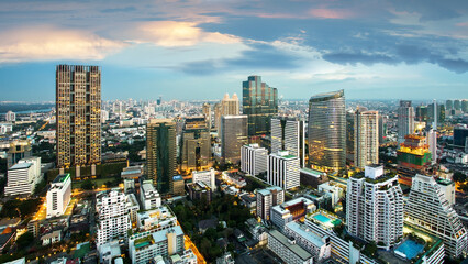 Obraz premium Bangkok Cityscape, Business district with high building at dusk (Bangkok, Thailand)