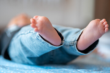 Fototapeta na wymiar baby feet in bed