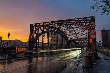 Sonnenuntergang an der Münchener Hackerbrücke