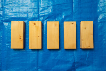 ブルーシートと木材　DIYイメージ