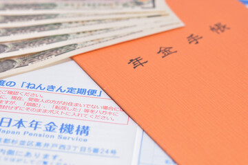 ねんきん定期便、年金手帳、および現金