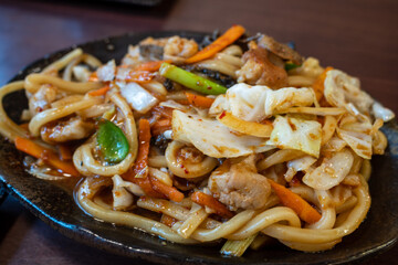とても美味しい日本の岡山県新見市のホルモンうどん