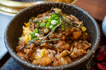 とても美味しい日本の岡山県新見市のカルビ丼