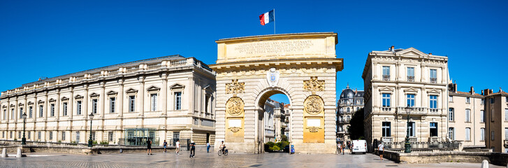 Panorama Triumphbogen Porte de Peyrou in Montpellier Frankreich - obrazy, fototapety, plakaty