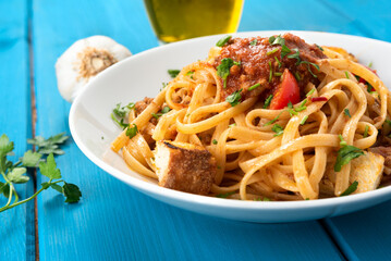 Piatto di deliziose linguine con ragu di pesce, cibo italiano 