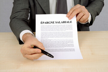 Concept d'homme tenant un contrat d'épargne salariale