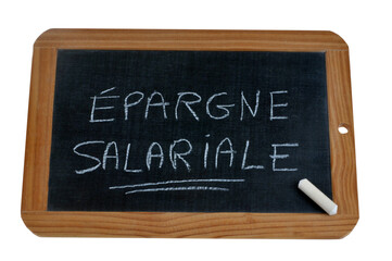 Fototapeta premium Ardoise d'école sur laquelle est écrit épargne salariale avec une craie sur fond blanc