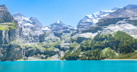 Fototapeta na wymiar amazing turquoise lake and alpine mountain