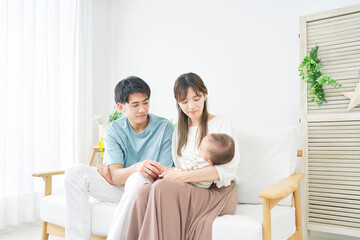 Fototapeta premium 子育てイメージ 赤ちゃんを抱く母親