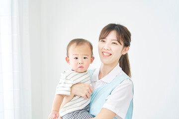 赤ちゃんを抱っこする保育士