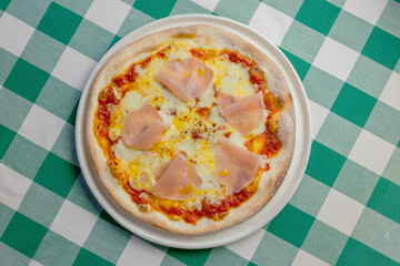 生ハムとモッツァレラのピッツァ