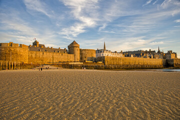 saint malo view to the seafront at evening sun light - obrazy, fototapety, plakaty