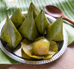 Khanom thian, a traditional Thai dessert made from mung bean flour that has been stirred until bright. The filling is mung bean with sweet, salty, oily and spicy flavor from the pepper.