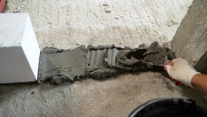 Applying mortar to the floor, for laying blocks. Gluing aerated concrete blocks with glue and putty. Applying mortar to the floor in a new apartment. 