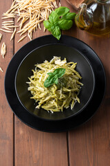 Piatto di deliziose trofie con salsa al pesto, cibo italiano