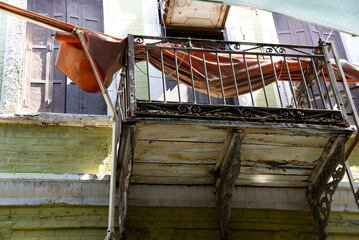 alter Balkon in kleinem türkischen Dorf