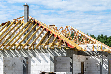 Roof trusses connected to the roof truss, not covered with a roof, with a steel I-beam instead of a...