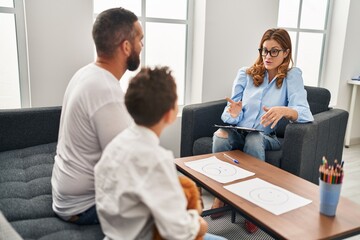 Obraz premium Family having psychology session at psychology center