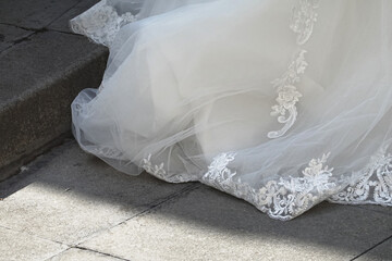 Fototapeta na wymiar Robe de mariée brodée sur le trottoir