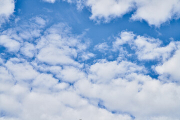 Obraz premium Beatiful blue sky with clouds on a sunny day