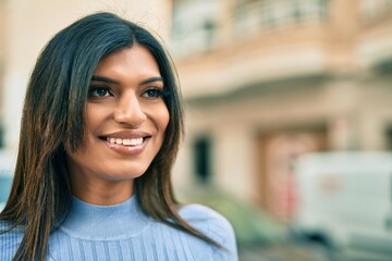 Fototapeta premium Beautiful hispanic woman smiling confient at the city