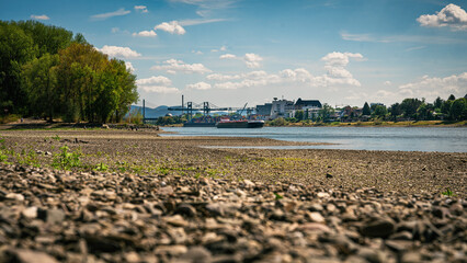 Schiff fährt nach langer Trockenheit auf Fluss mit Niedrigwasser