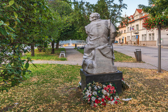 Albert Moln&aacute;r Szenczi monument in the park, Senec