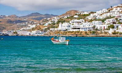 Fischerboot   Die malerische  Hauptstadt Chora bekannt als Mykonos-Stadt auf der beliebten...