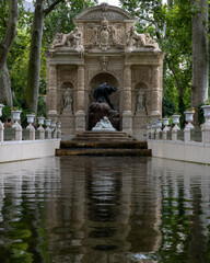 Fototapeta na wymiar statue in a fountain in luxemburg gardens paris