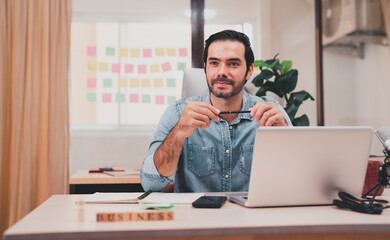 Obraz premium entrepreneurial executives sitting smiling. business manager lifestyle Indoor self-confidence.professional male technical young white computer company work laptop