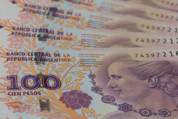 Billetes de 100 pesos argentinos con la imagen de Evita Peron, billetes alineados