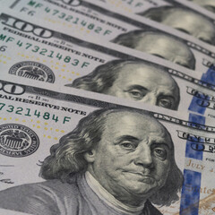 Obraz na płótnie Canvas billetes de 100 dolares americanos apilados en orden, imagenes de Benjamin Franklin de billetes alineadas