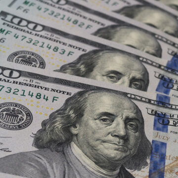 billetes de 100 dolares americanos apilados en orden, imagenes de Benjamin Franklin de billetes alineadas