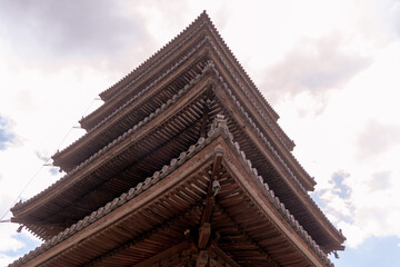 Fototapeta na wymiar 仁和寺 そびえ立つ五重塔