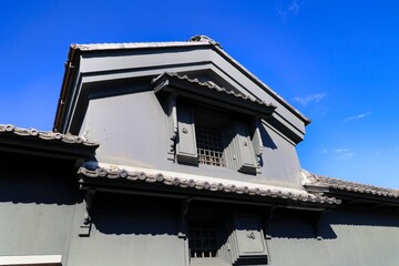 快晴の青空と古い建築物の風情ある瓦屋根