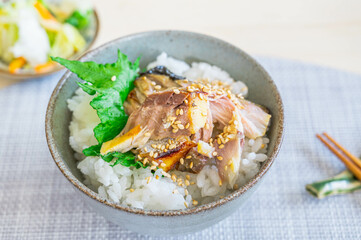 朝食の鯖ご飯